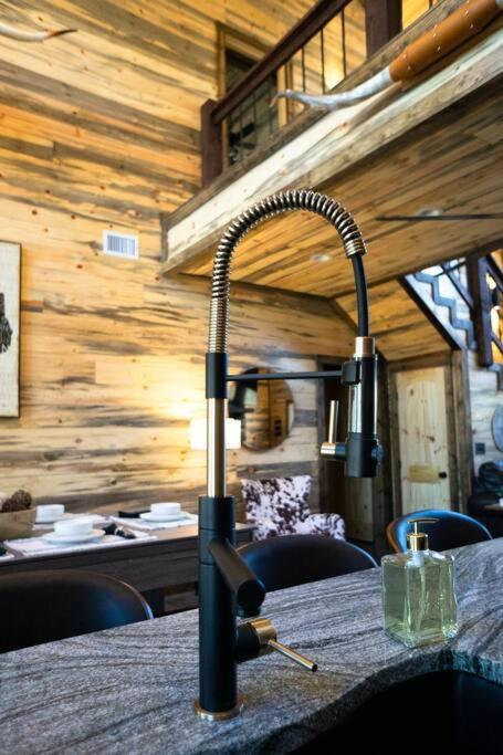 The Big Tex Luxury Cabin Is Epic Broken Bow Bagian luar foto