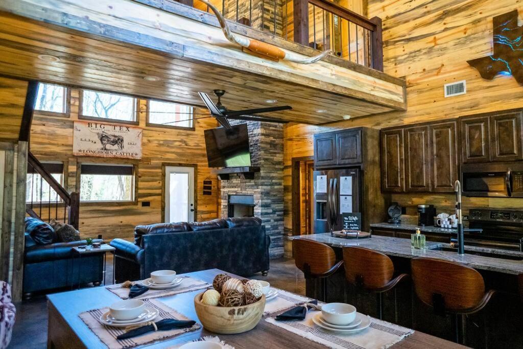 The Big Tex Luxury Cabin Is Epic Broken Bow Bagian luar foto